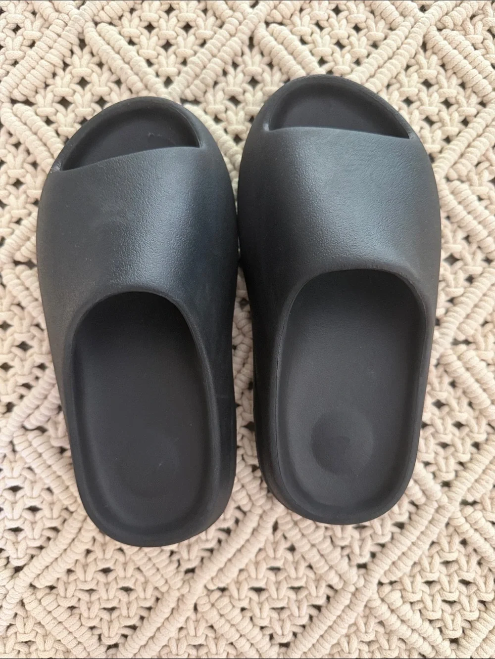 Yeeze Black Slide  kids size 1 used a couple of times